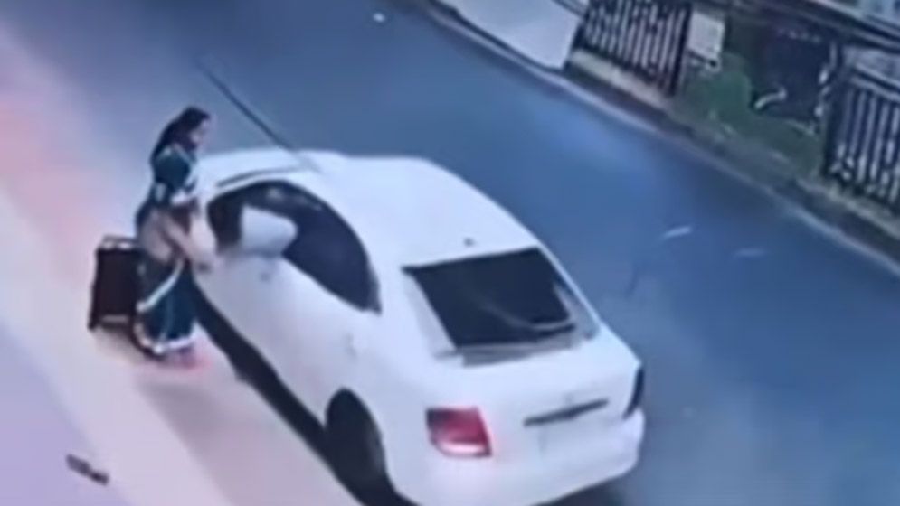 নারীকে টেনেহিঁচড়ে নিয়ে যায় চলন্ত প্রাইভেটকার