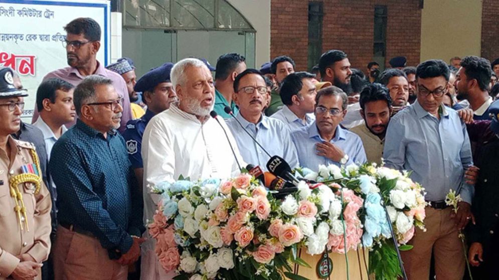 রেলপথ মন্ত্রণালয়ের উপদেষ্টা মুহাম্মদ ফাওজুল কবির খান বলেছেন, এক টাকা আয় করতে আড়াই টাকা খরচ হয়