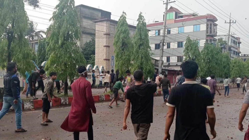 ইজিবাইকে যাত্রী তোলা নিয়ে সংঘর্ষ, রণক্ষেত্রে এলাকা—আহত ৩০