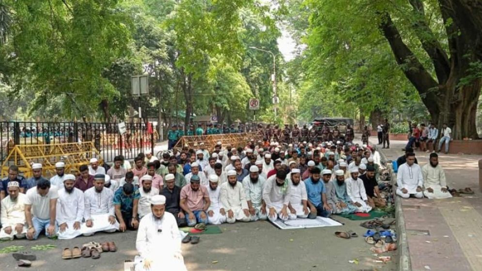 প্রধান উপদেষ্টার বাসভবনের সামনে বিক্ষোভকারীদের জুমার নামাজ আদায়